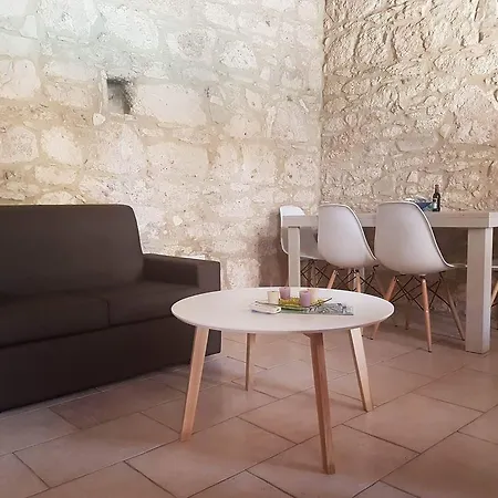 아파트 The Stone House